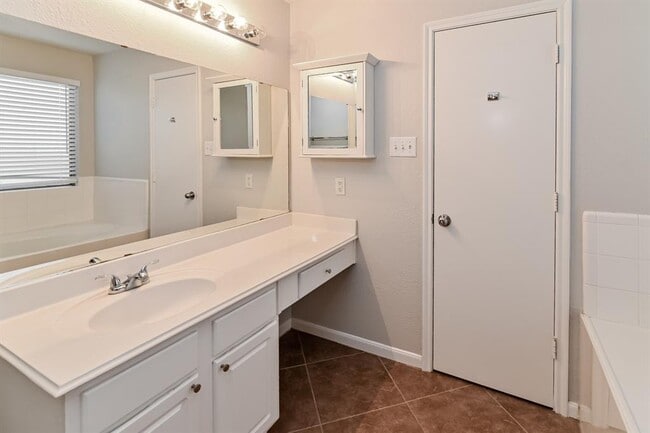 Building Photo - 15114 Blue Creek Ranch Dr