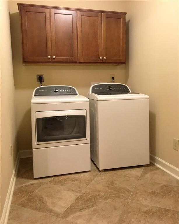 Building Photo - 3BR/2BA Gorgeous East Memphis Home. Gate Entry Driveway and ALL Lawn Maintenance is included! Pet...