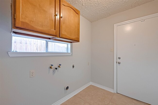 Building Photo - 22610 Deville Dr