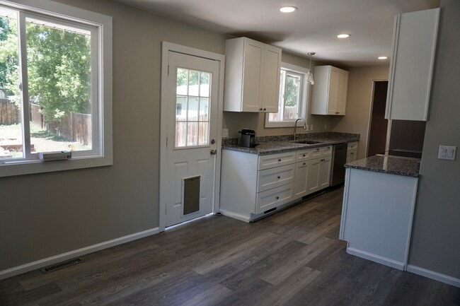 Kitchen - 435 S Oak St