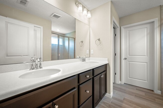 Building Photo - Spacious 4-Bedroom Home with Screened Pati...