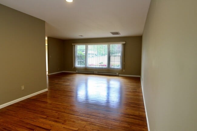 Building Photo - 4 Bedroom 3 Bath Well Kept House in West H...