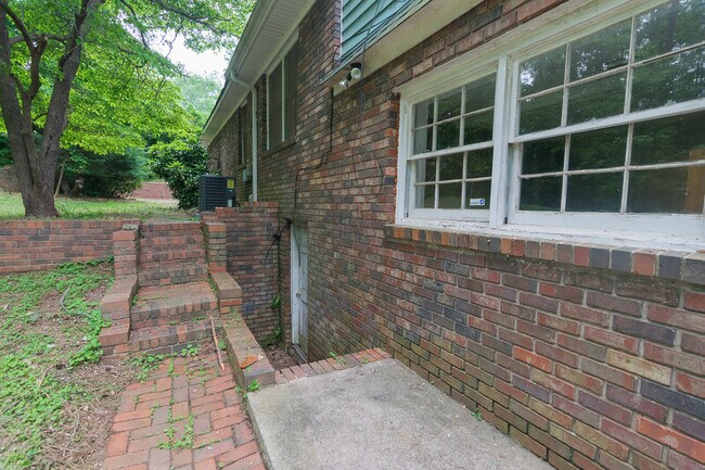 Building Photo - 140 Saxon Woods Dr