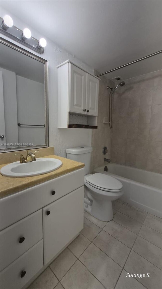 Building Photo - 2016 Bay Dr