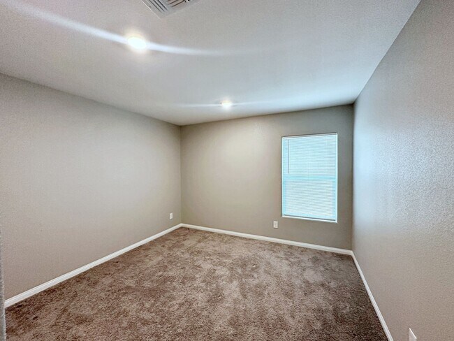 Building Photo - 4 BEDROOM + LOFT HOME IN GATED COMMUNITY