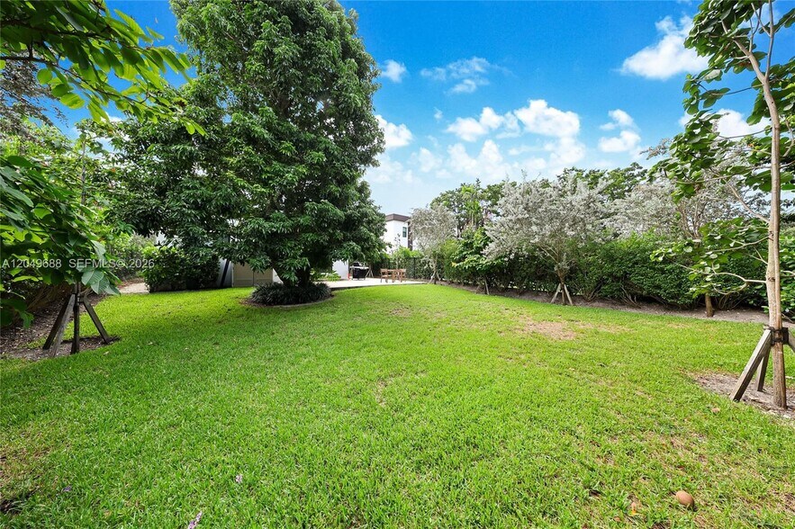 Building Photo - 180 SW 38th Ct