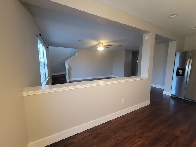 Building Photo - 4402 King's Canyon Dr