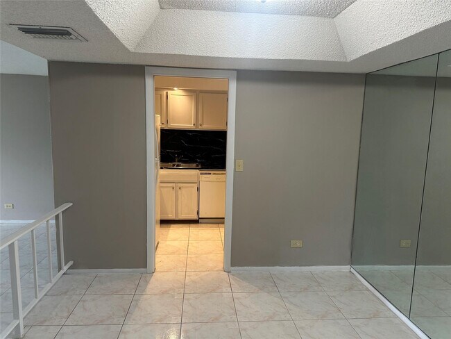 Building Photo - 3740 Inverrary Dr
