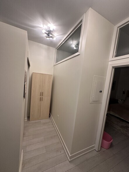 Entry closet/hallway - 119 4th St