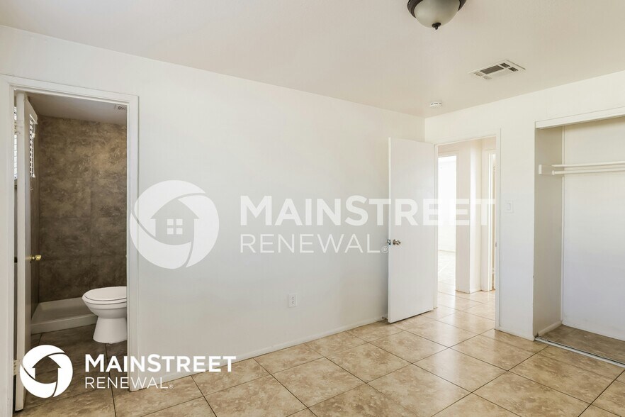 Building Photo - 7132 W Glenrosa Ave