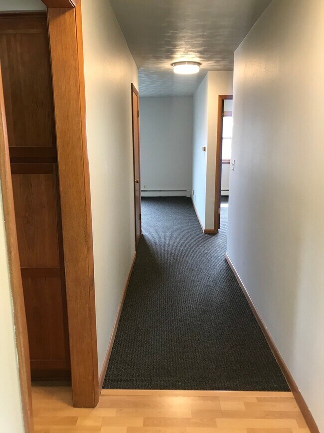 Building Photo - Large 5 bed 3 bath family home with two separate kitchens! Close to Augustana!