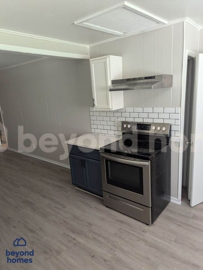 Building Photo - Spacious 3-bedroom, 1.5-bath home availabl...