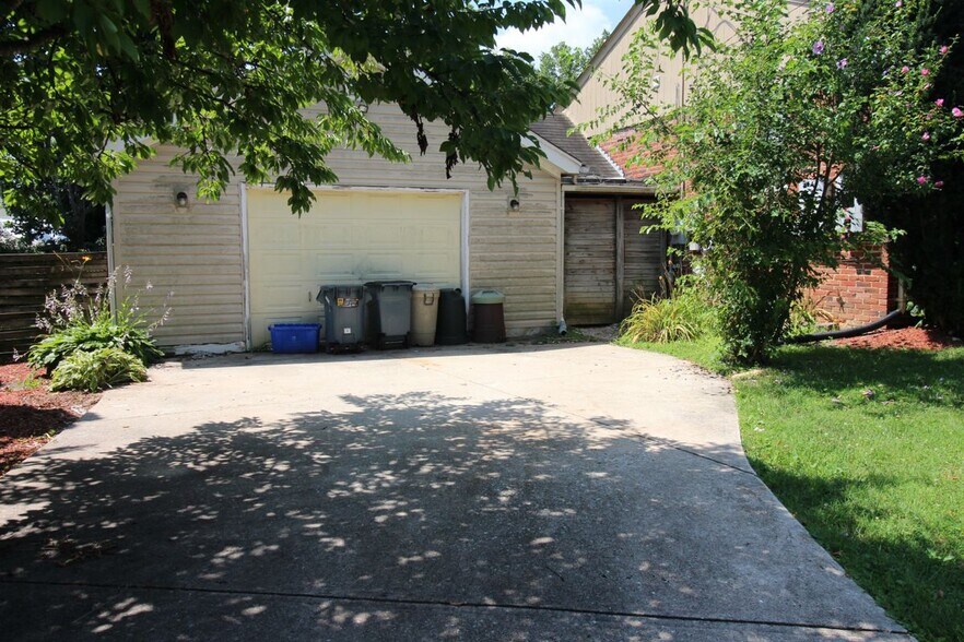 Building Photo - 11703 Caplinger Rd