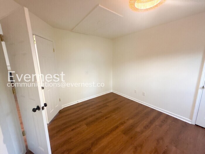 Building Photo - 164 Foxtail Dr
