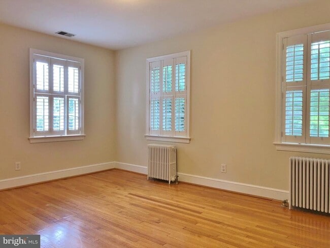 Building Photo - Chevy Chase Beauty