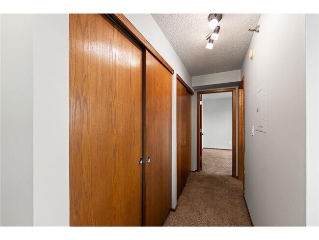Building Photo - 433 S 7th St