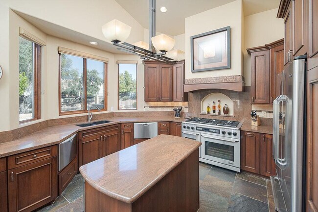 Building Photo - 4725 N Brookview Terrace