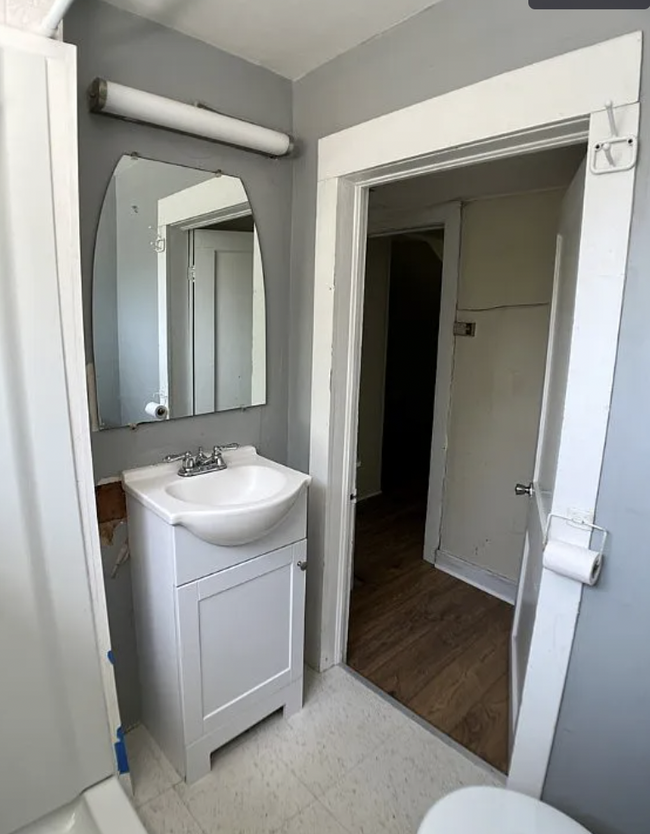 Bathroom (second floor) - 7 Woolerton St
