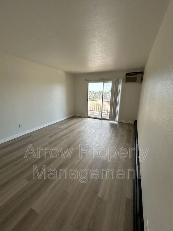 Building Photo - 215 E Arbor Ave