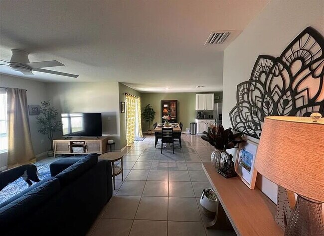 Building Photo - Spacious 4BR in Desirable Deer Path North!