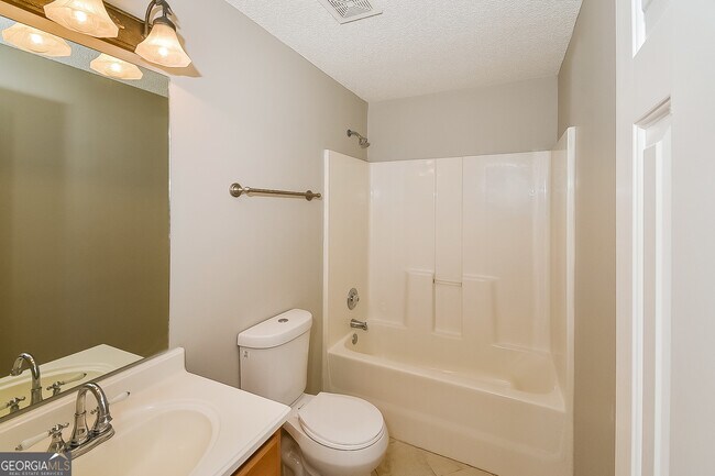 Building Photo - 200 Teak Ln