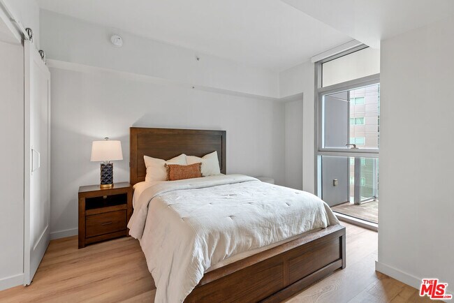 Building Photo - 13700 Marina Pointe Dr