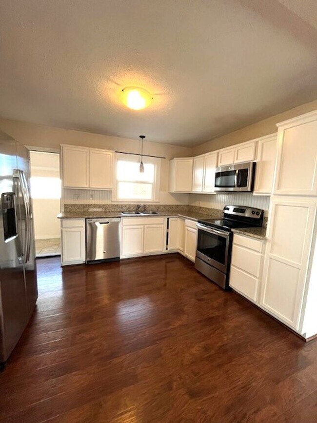 Building Photo - $250 off First full month!! Cute 1 Bedroom...
