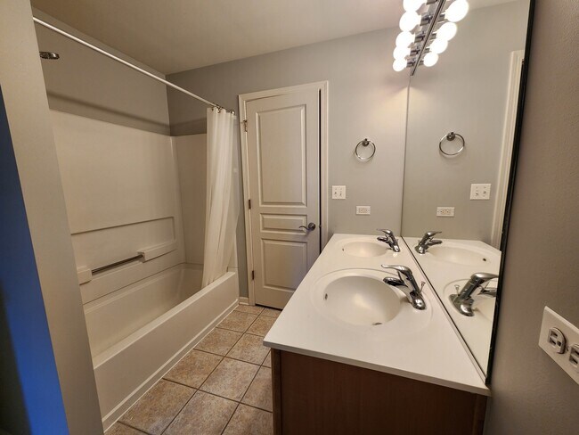 Building Photo - 1137 Reserve Dr