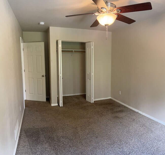 Building Photo - 3 bed/3.5 Baths. Eagle river.