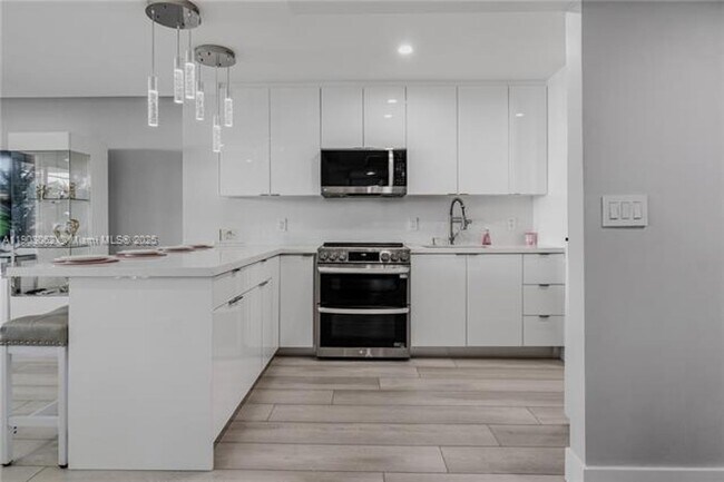 Building Photo - 100 Lincoln Rd