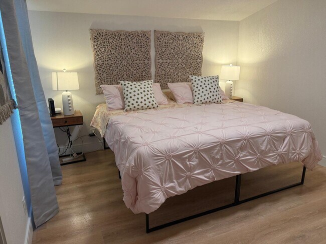 Building Photo - 2040 Falconhurst Pl