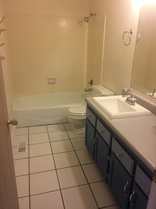 Building Photo - Bowen