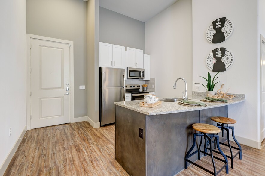 2BR, 2BA - 1,051SF - Kitchen - Davis at the Square