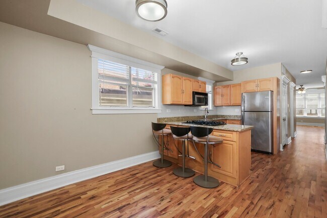 Building Photo - 518 W 45th Pl
