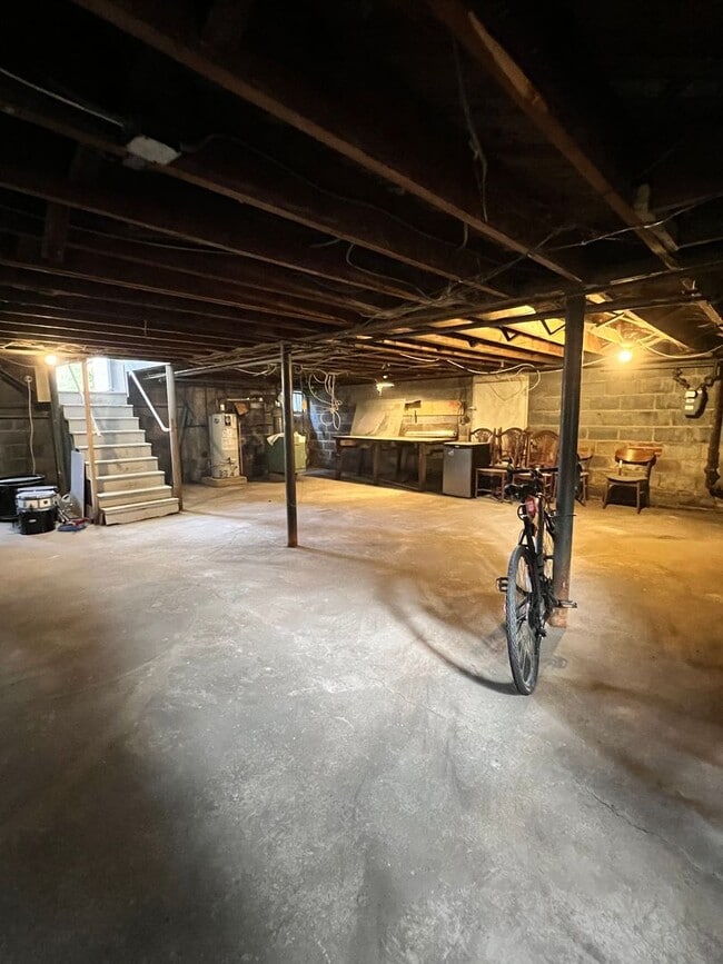 Building Photo - Pennington Rd, Ewing, NJ – 6BR / 2BA. Large single-family home near TCNJ with spacious driveway