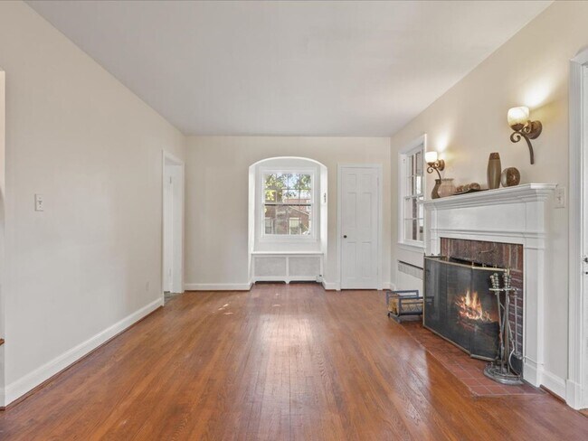 Building Photo - Vintage home with Modern finishes and fenc...