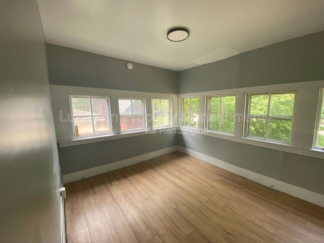 Building Photo - 720 Oak St