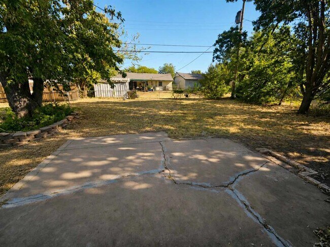 Building Photo - 3325 Beechwood Dr