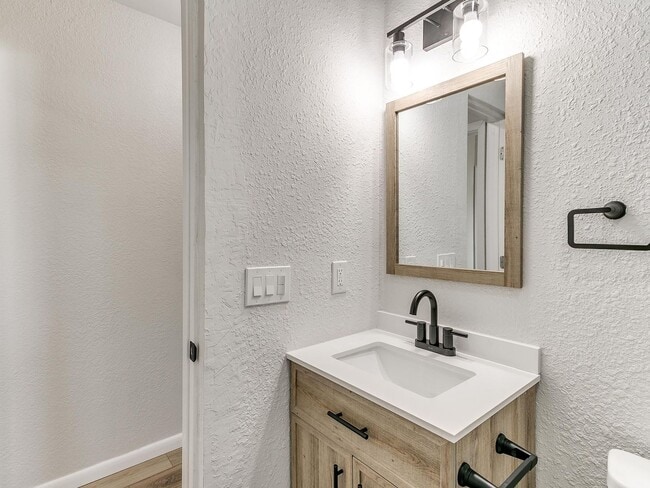 Building Photo - Newly Remodeled 2 Bed, 1 Bath Apt in Near The Paseo