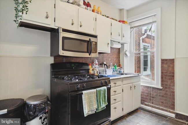 Building Photo - 3215 Hamilton St