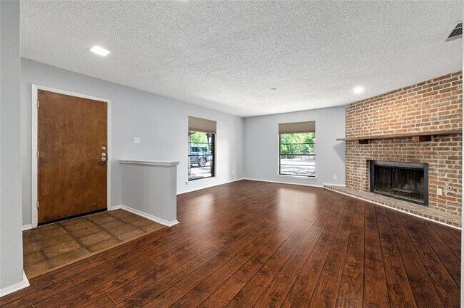 Building Photo - 8506 Mesa Dr