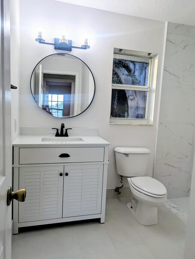 Building Photo - 819 Cindy Cir Ln