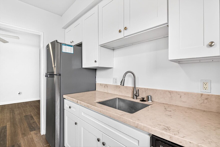 Building Photo - 636 Linden Ave