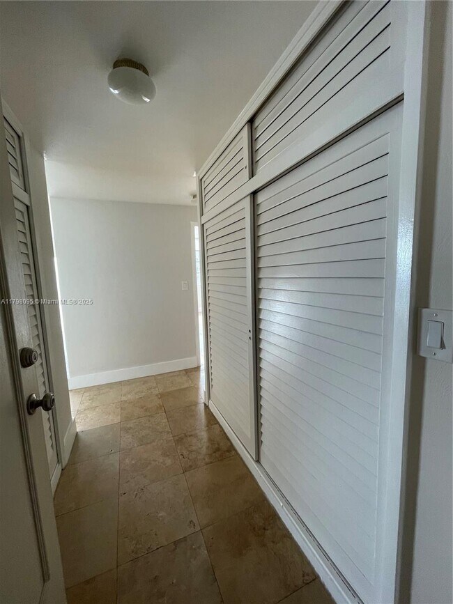 Building Photo - 1408 Brickell Bay Dr