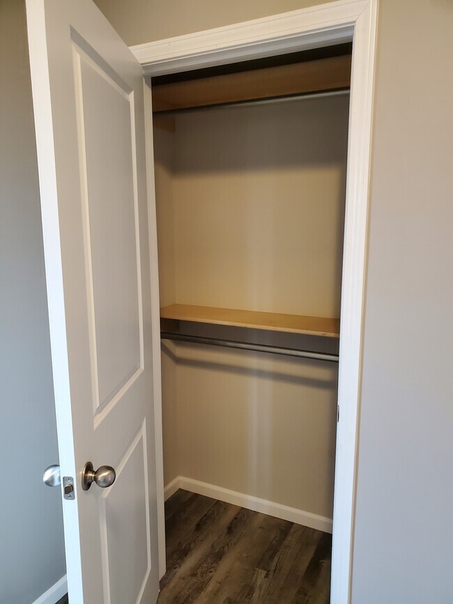 Building Photo - 420 S Longbranch Dr