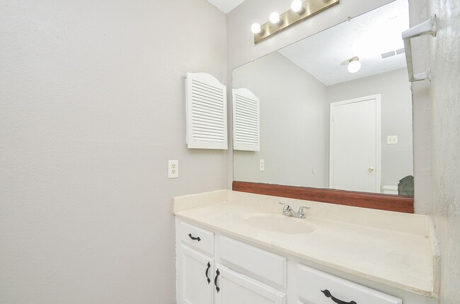 Building Photo - Beautiful spacious home available for rent !