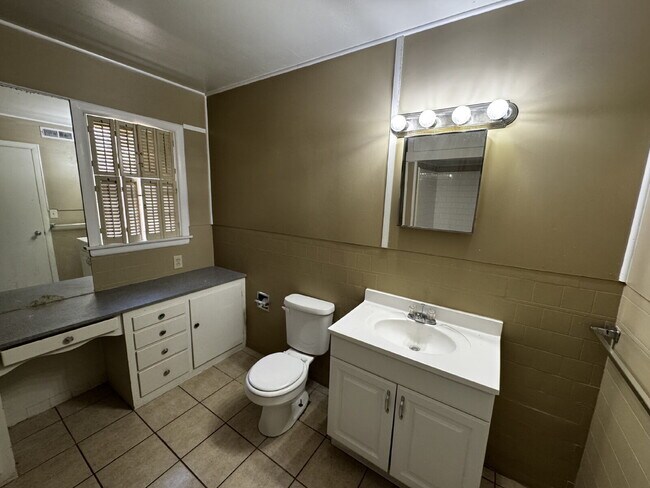 Building Photo - Stunning 3 Bedroom Home Located in the Medical District