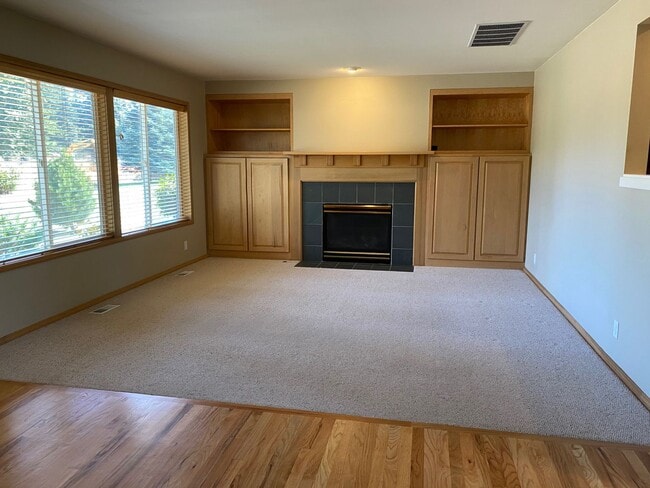 Building Photo - Wonderfully maintained home in quiet neigh...
