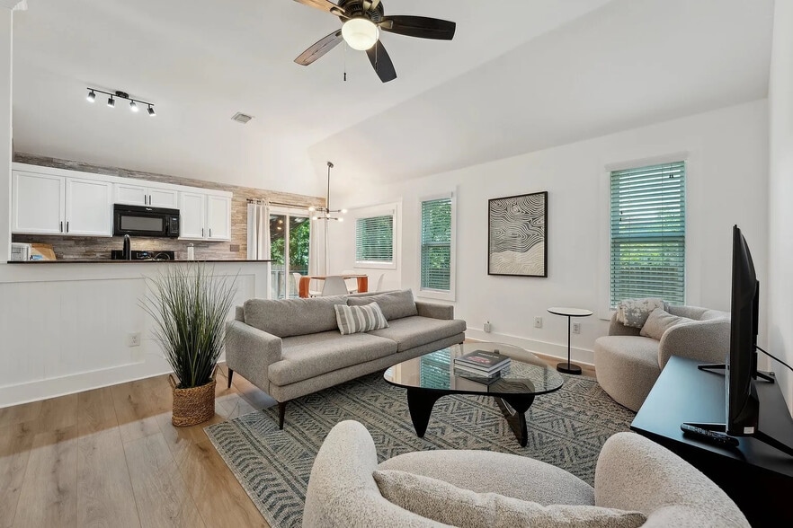 Building Photo - Room in House on Rosewood Ct