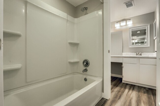 Building Photo - 2 Bedroom condo  with a loft in Littleton
